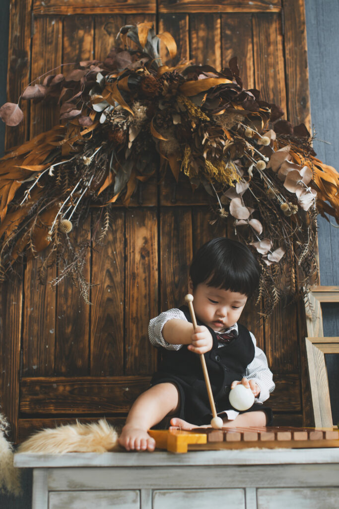 小山 フォトスタジオで木琴のおもちゃで遊ぶ1歳男の子の写真