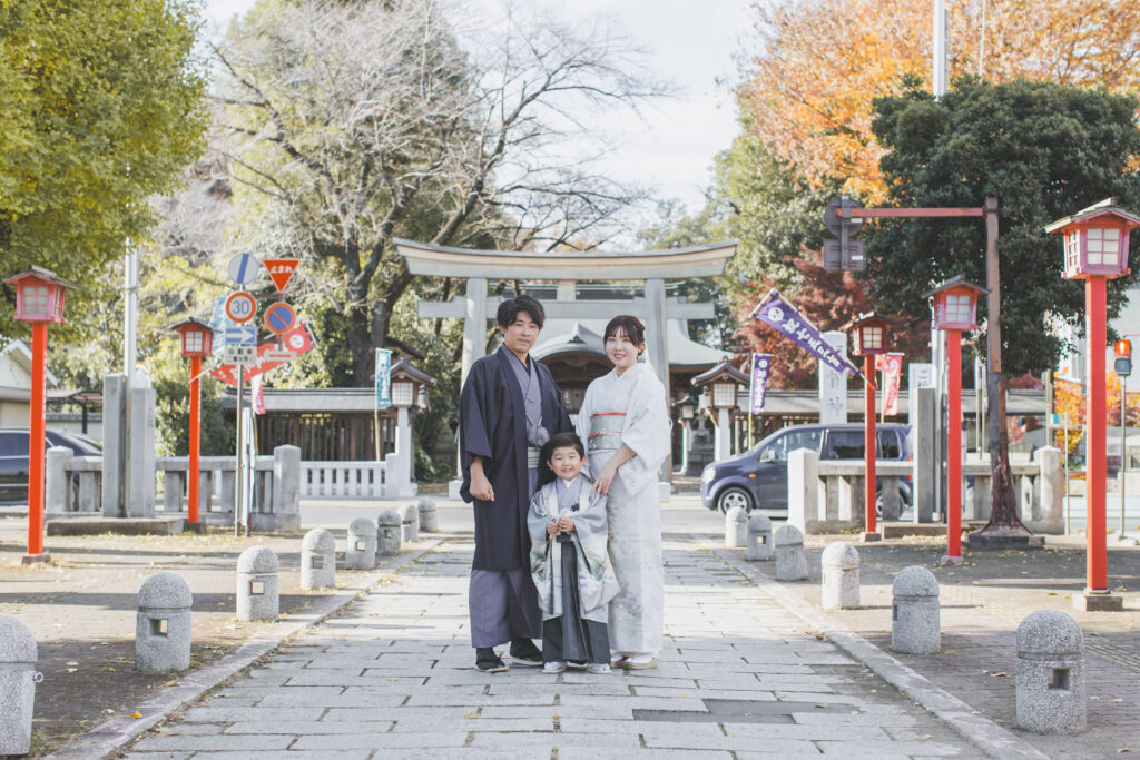 小山市須賀神社で七五三ロケーション撮影する家族写真