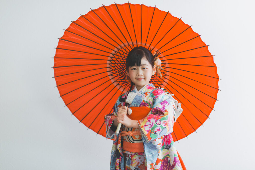 七五三撮影で緊張しながらも微笑む7歳の女の子