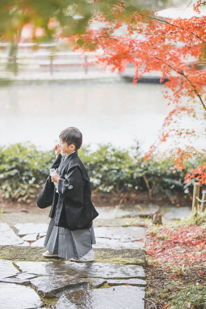 紅葉に包まれた境内で七五三写真を撮る兄弟｜小山市写真スタジオ撮影