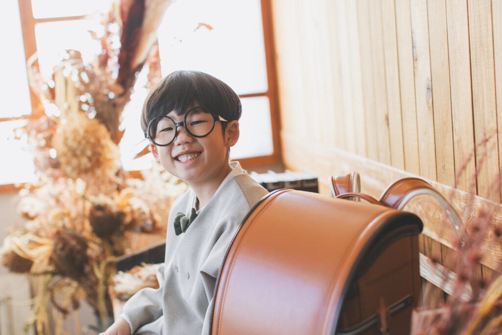 入学式の記念にフォトスタジオで自然に笑う男の子
