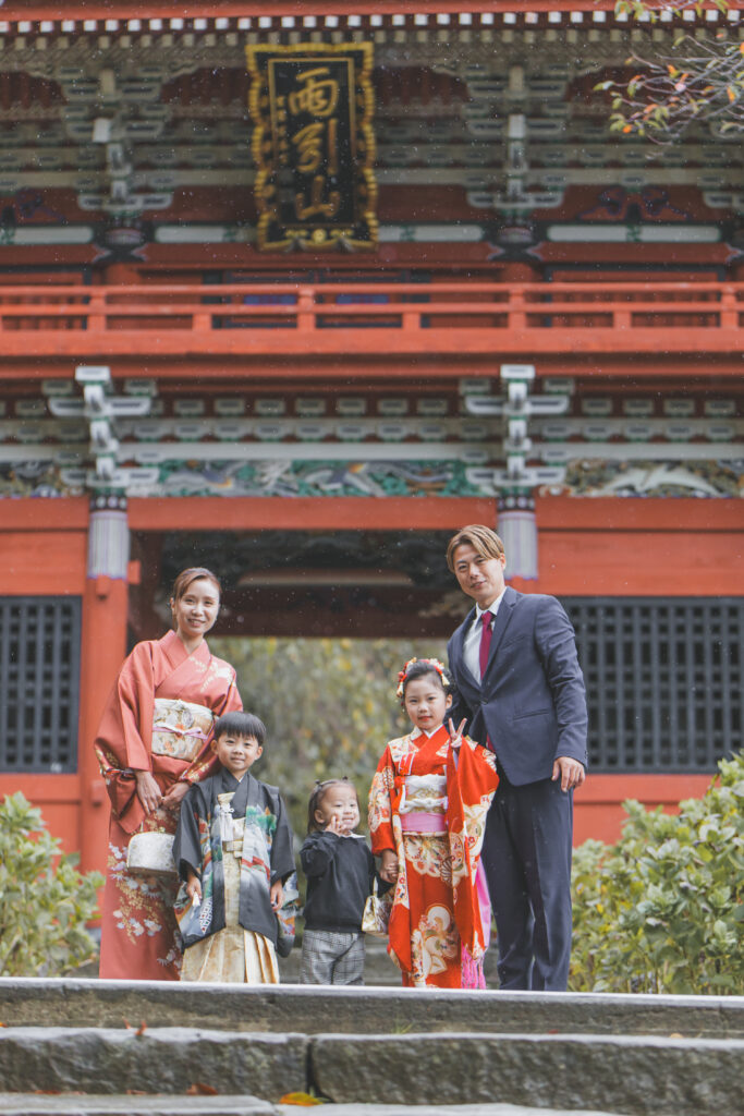 1歳の弟を見守る兄と姉(七五三 家族写真 桜川市)
