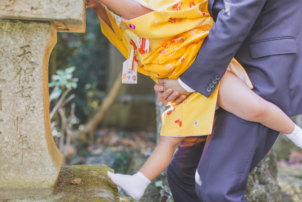 灯篭を覗き込む七五三の3歳女の子(太平山神社ロケーションフォト)