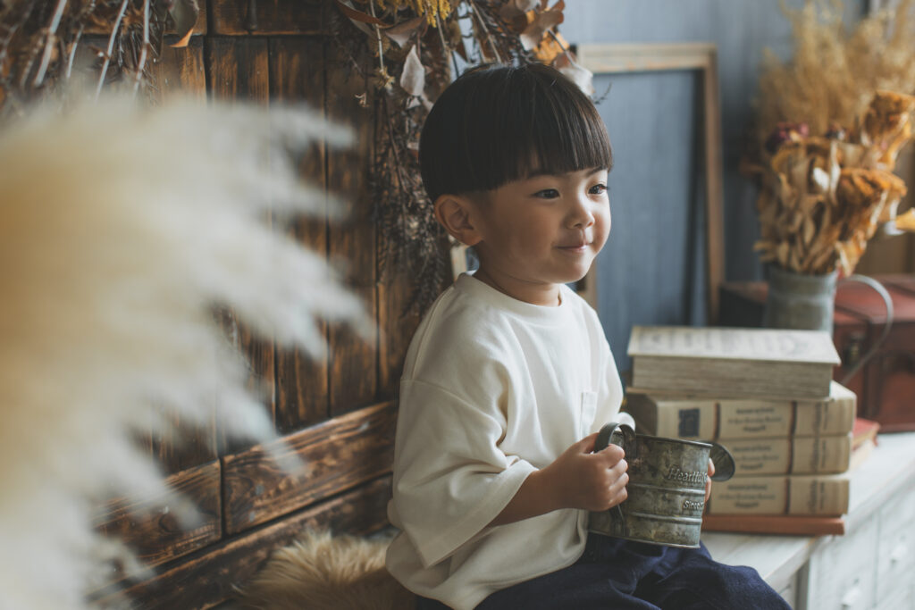 小山 フォトスタジオで自然体の3歳男の子の写真