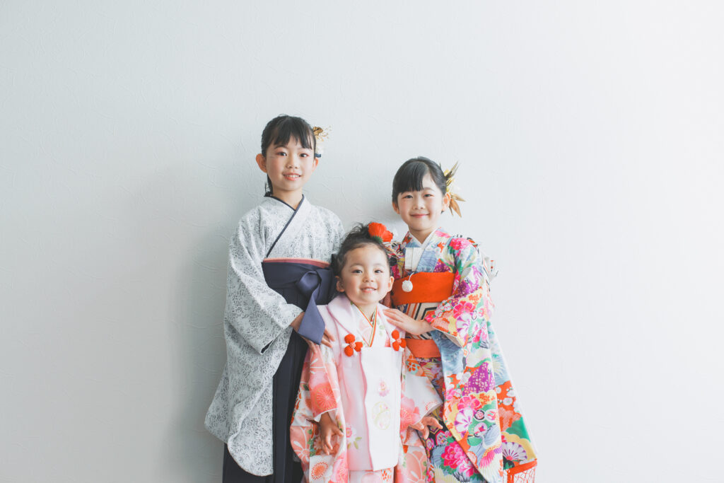 七五三で姉妹揃って撮影する家族写真（栃木県写真スタジオ）