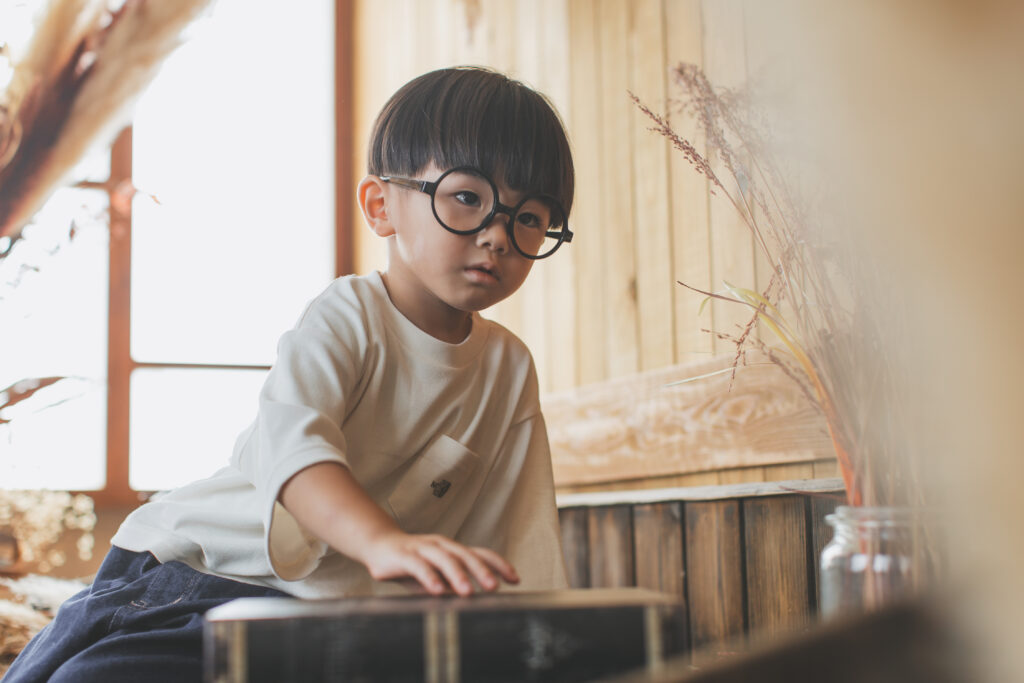 小山 フォトスタジオで自然体の3歳男の子の写真