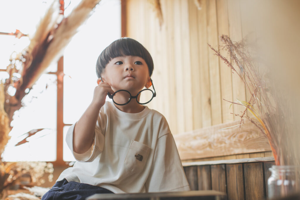 小山 フォトスタジオで自然体の3歳男の子の写真