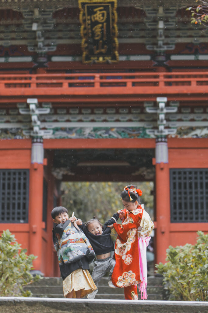 1歳の弟を見守る兄と姉(七五三 家族写真 桜川市)