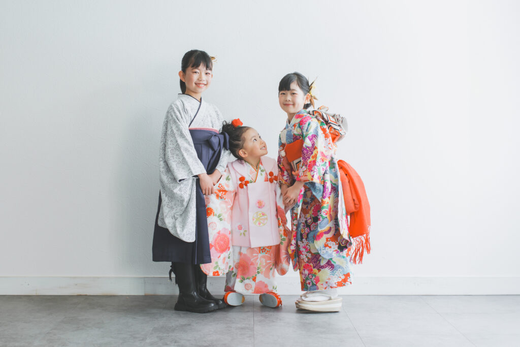 七五三で姉妹揃って撮影する家族写真（栃木県写真スタジオ）