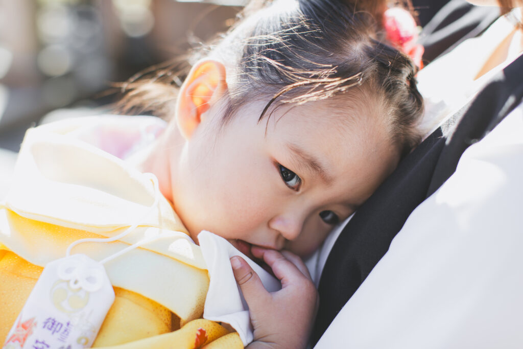泣きながらママに抱っこされる七五三の女の子(栃木市 七五三 写真)