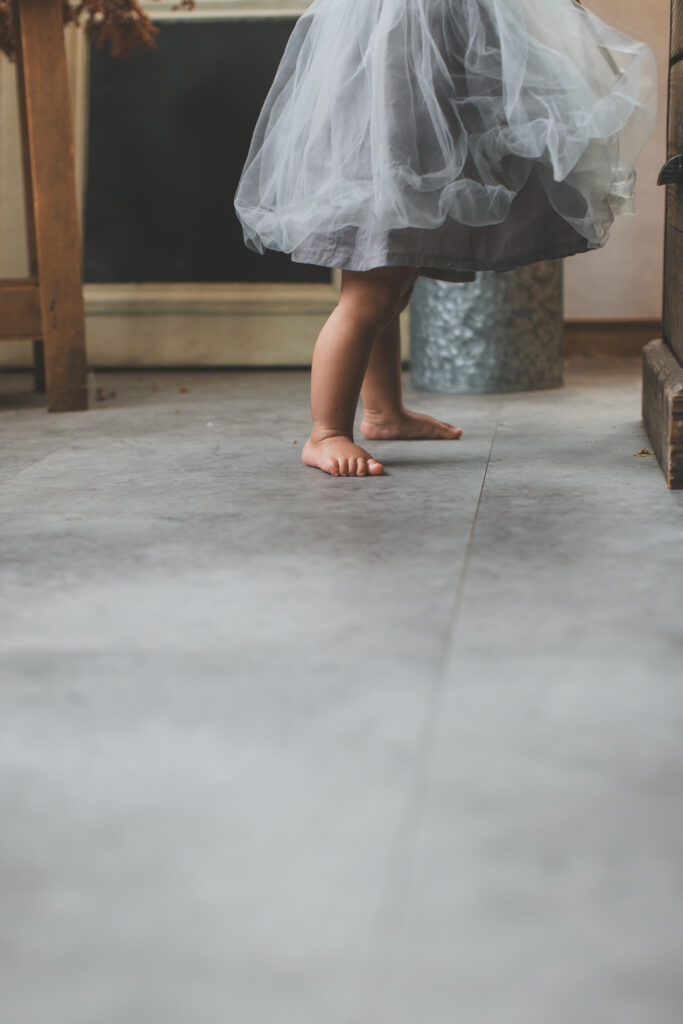 小山市の写真スタジオでつかまり立ちをする1歳女の子