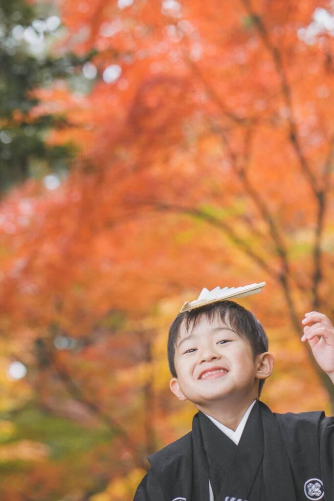 紅葉に包まれた境内で七五三写真を撮る兄弟｜小山市写真スタジオ撮影