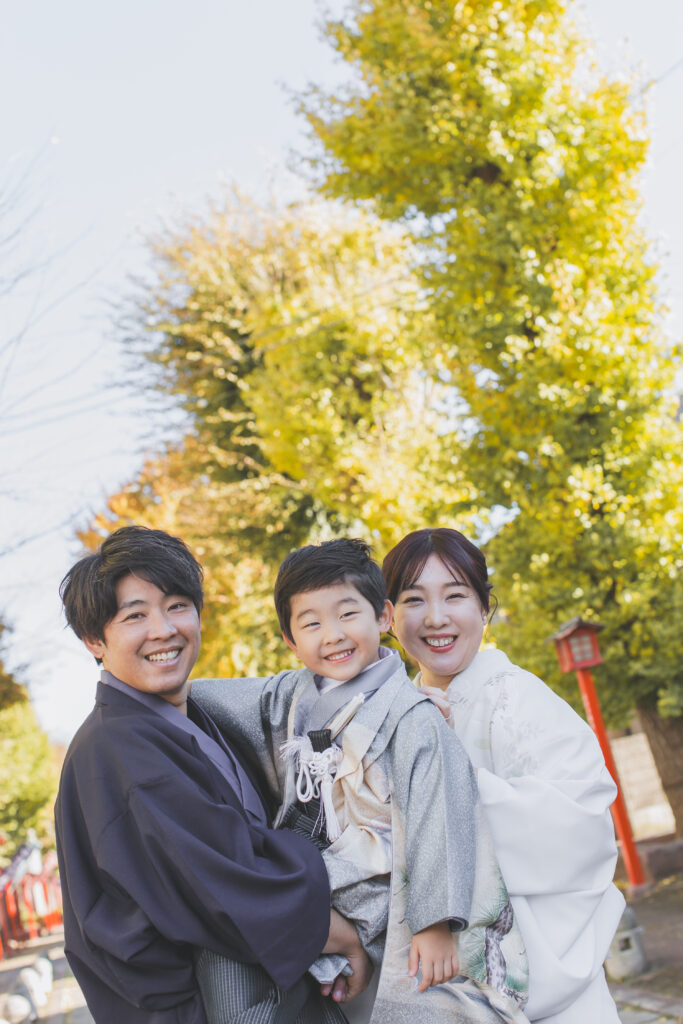 小山市須賀神社で七五三ロケーション撮影する家族写真