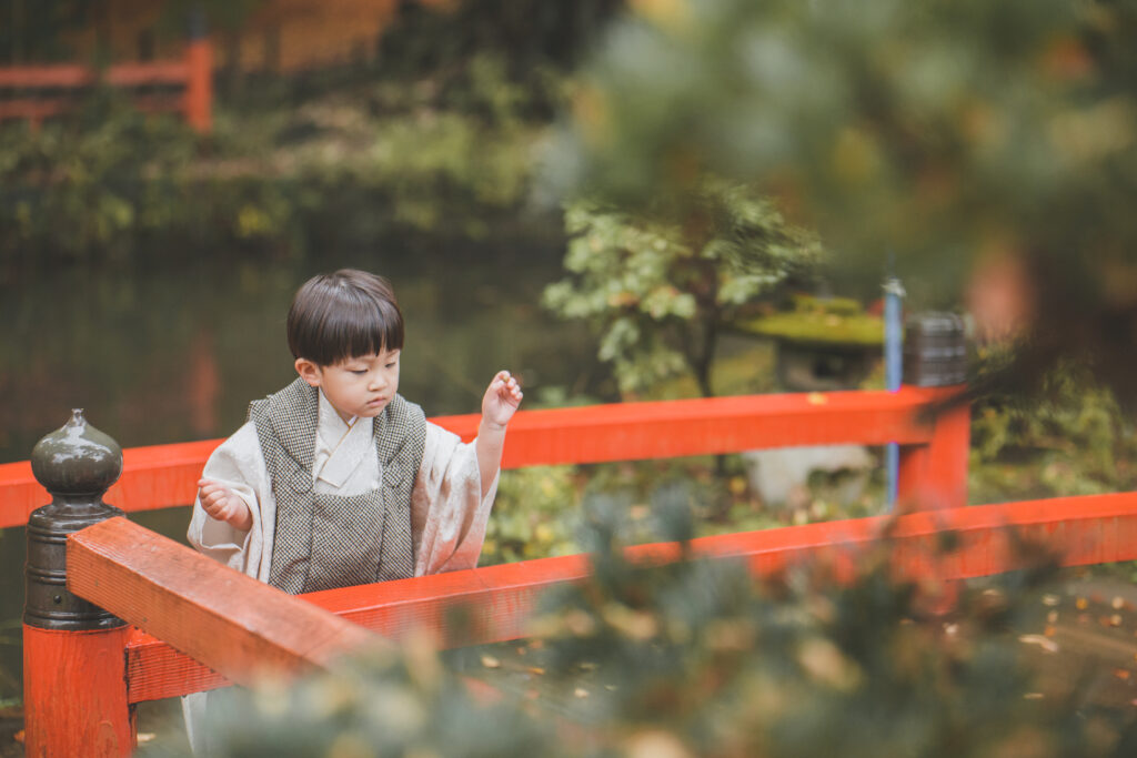 紅葉に包まれた境内で七五三写真を撮る兄弟｜小山市写真スタジオ撮影