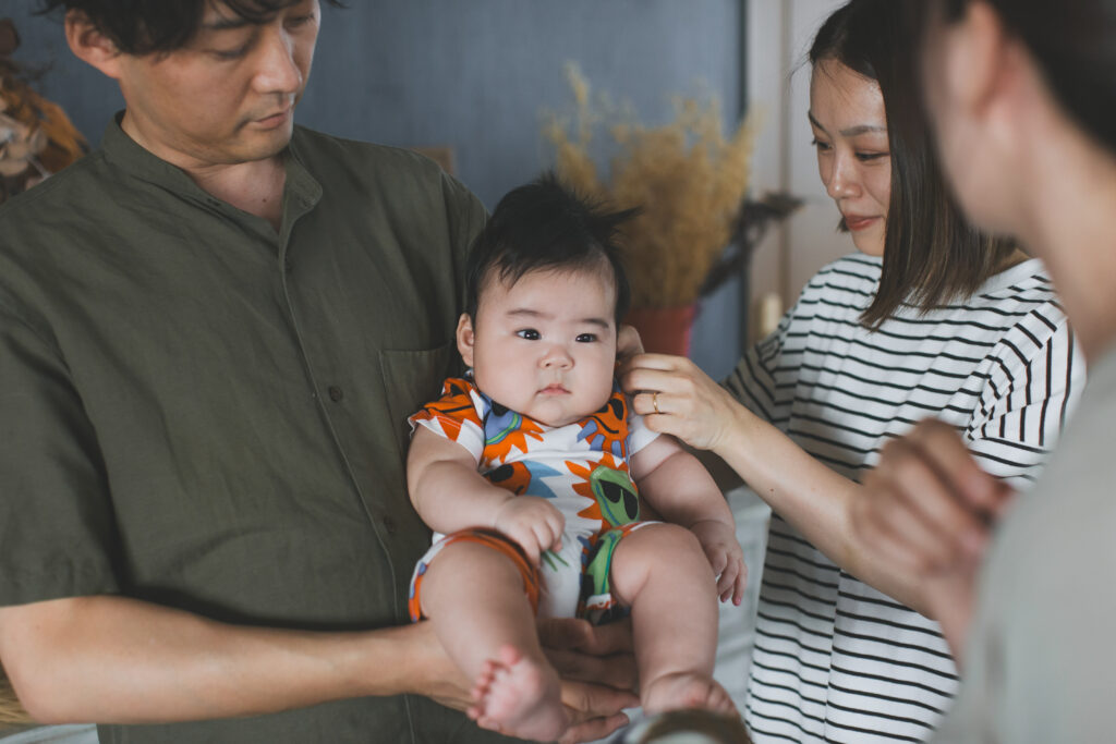 小山市 写真スタジオで笑顔のお宮参り写真を撮る4ヶ月の男の子