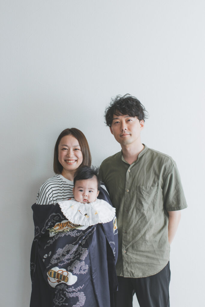 小山市 写真スタジオで笑顔のお宮参り写真を撮る4ヶ月の男の子