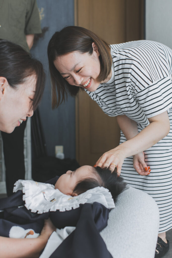 小山市 写真スタジオで笑顔のお宮参り写真を撮る4ヶ月の男の子