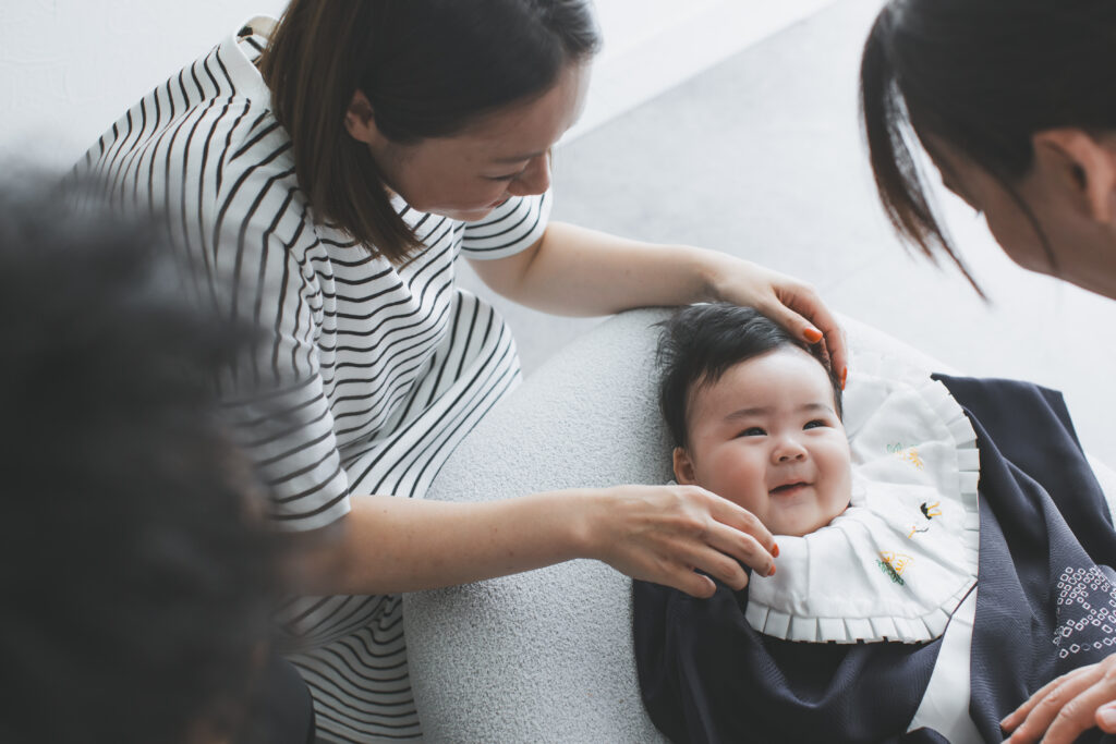 小山市 写真スタジオで笑顔のお宮参り写真を撮る4ヶ月の男の子