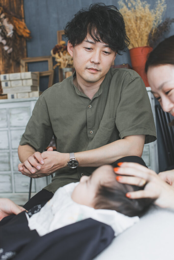 小山市 写真スタジオで笑顔のお宮参り写真を撮る4ヶ月の男の子