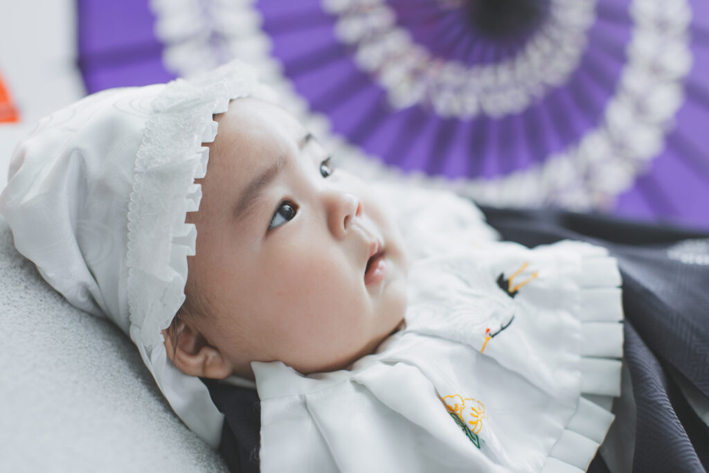 小山市 写真スタジオで笑顔のお宮参り写真を撮る4ヶ月の男の子