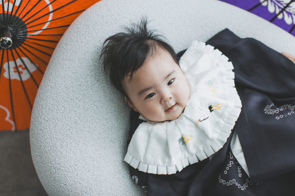 小山市 写真スタジオで笑顔のお宮参り写真を撮る4ヶ月の男の子