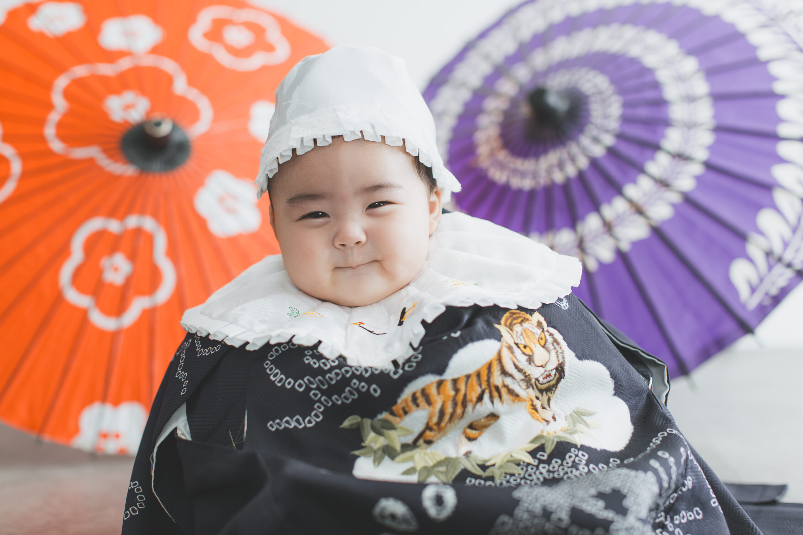 小山市 写真スタジオで笑顔のお宮参り写真を撮る4ヶ月の男の子