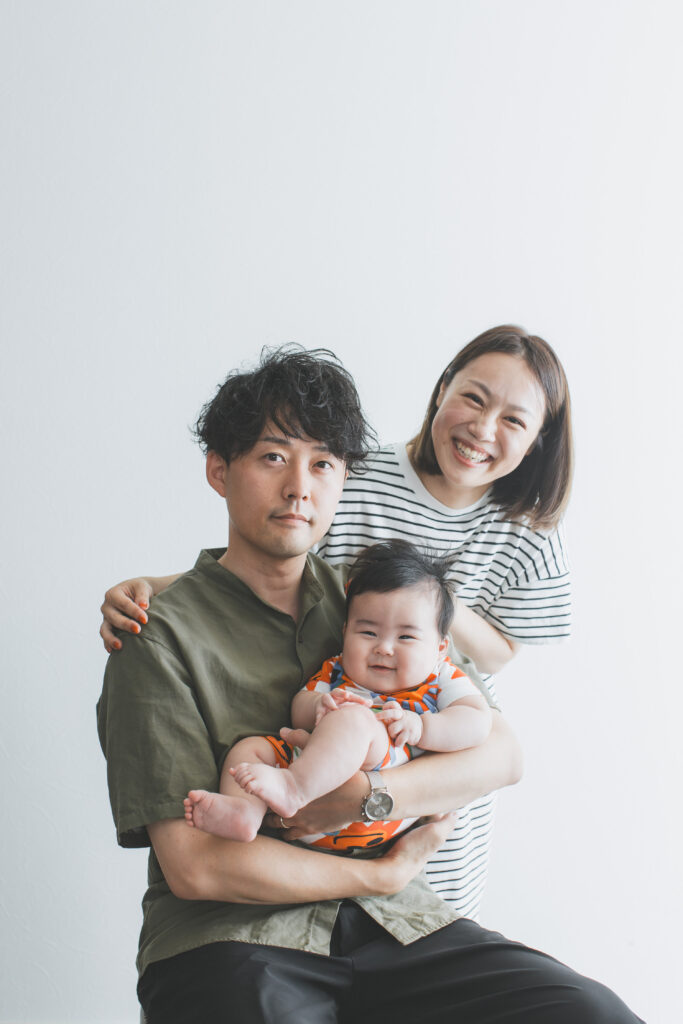 小山市 写真スタジオで笑顔のお宮参り写真を撮る4ヶ月の男の子