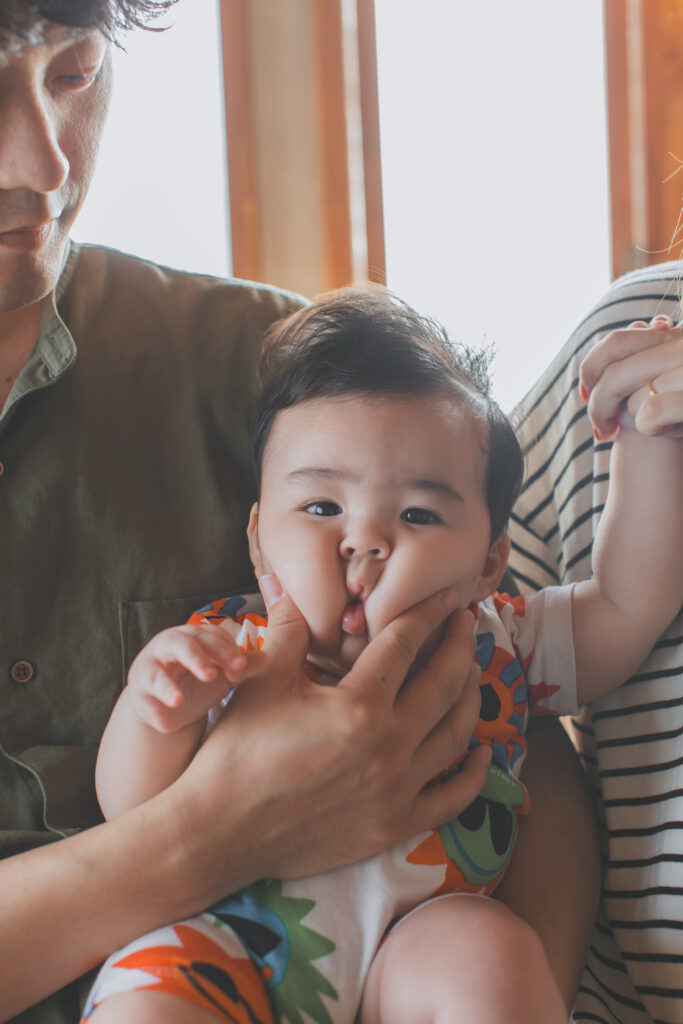 パパにほっぺをむぎゅっとされても無反応の4ヶ月男の子のお宮参り写真