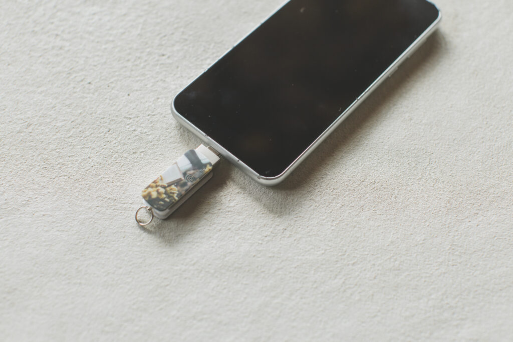 スマホにUSBを挿して写真を開いているイメージカット