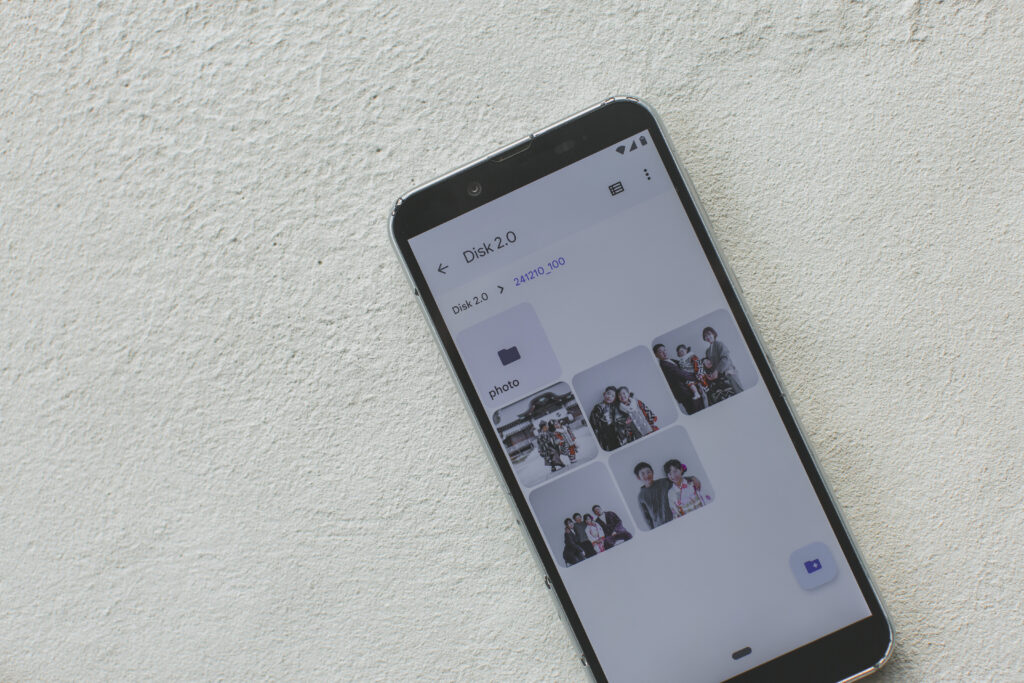 スマホにUSBを挿して写真を開いているイメージカット