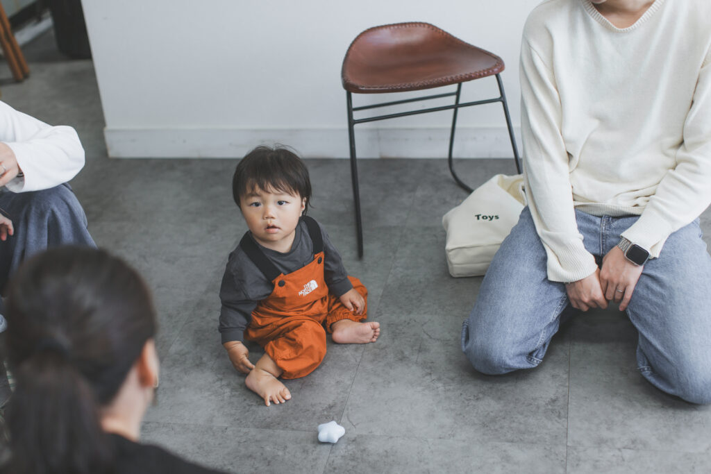フォトスタジオで緊張している1歳男の子のバースデーフォト｜栃木 写真スタジオ