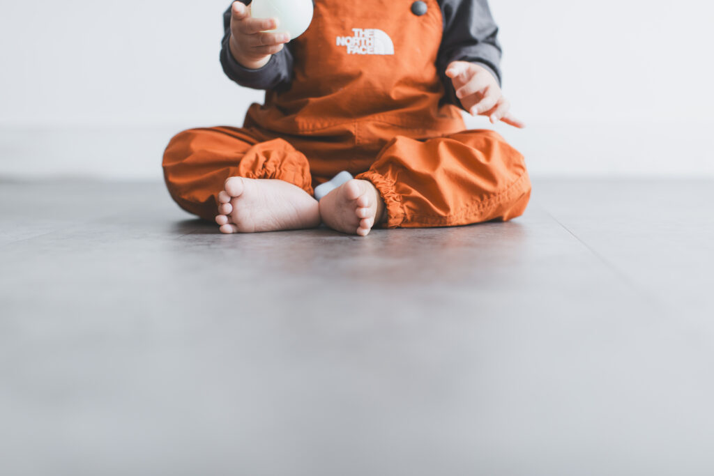 1歳の小さな足先と手のクローズアップ写真｜栃木県フォトスタジオ