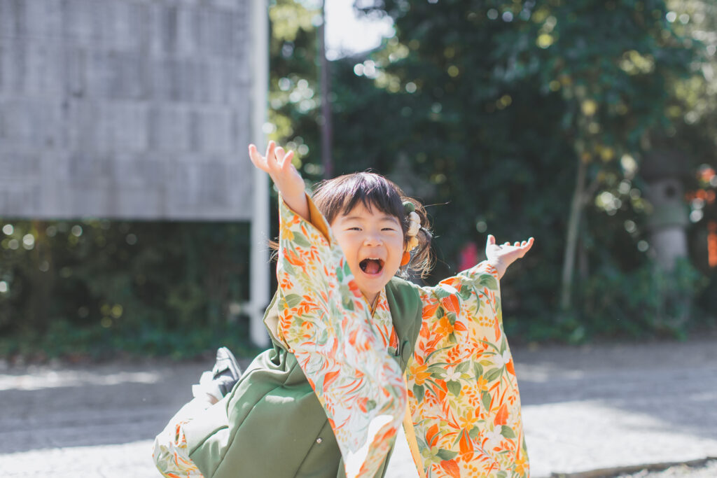 神社で走りながら楽しそうにポーズをする様子