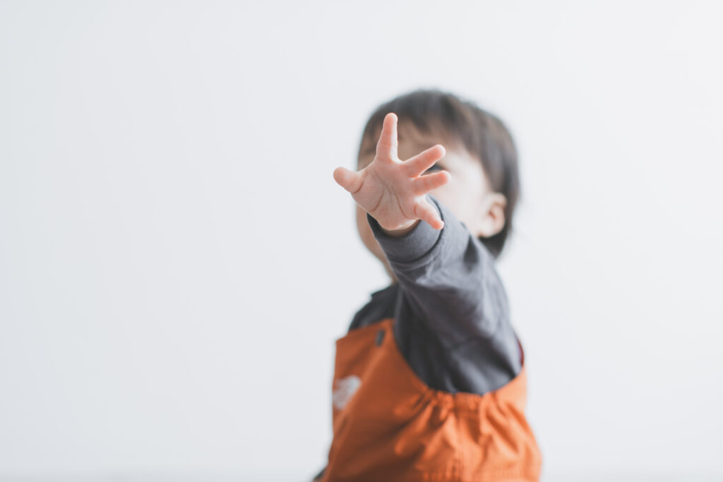 1歳の小さな足先と手のクローズアップ写真｜栃木県フォトスタジオ