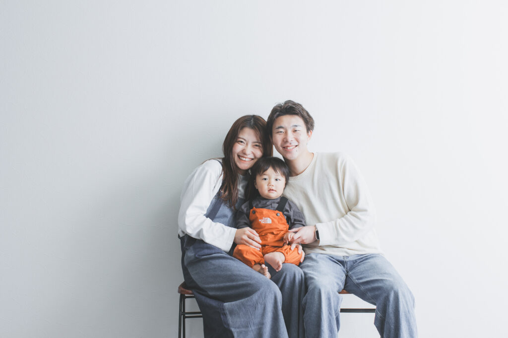 フォトスタジオで落ち着いている1歳男の子バースデーの家族写真｜栃木 写真スタジオ