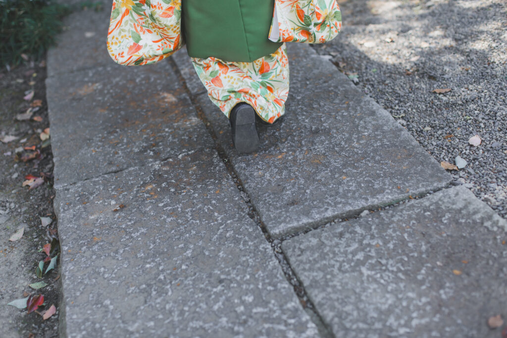 神社で走りながら楽しそうにポーズをする様子