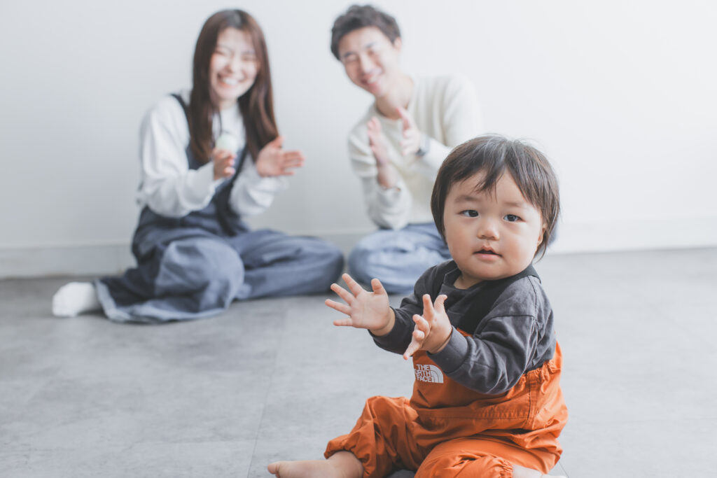 1歳バースデーフォトで手をパチパチして笑う男の子｜小山市フォトスタジオ
