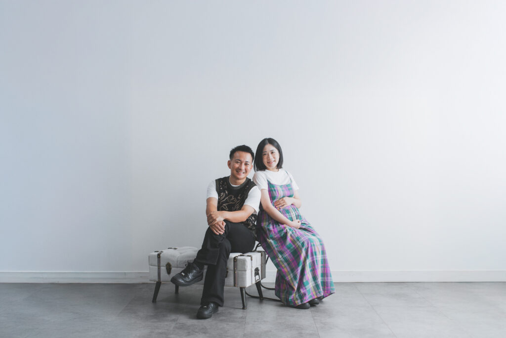小山市のフォトスタジオで撮影したマタニティフォト。寄り添う夫婦の自然なツーショット