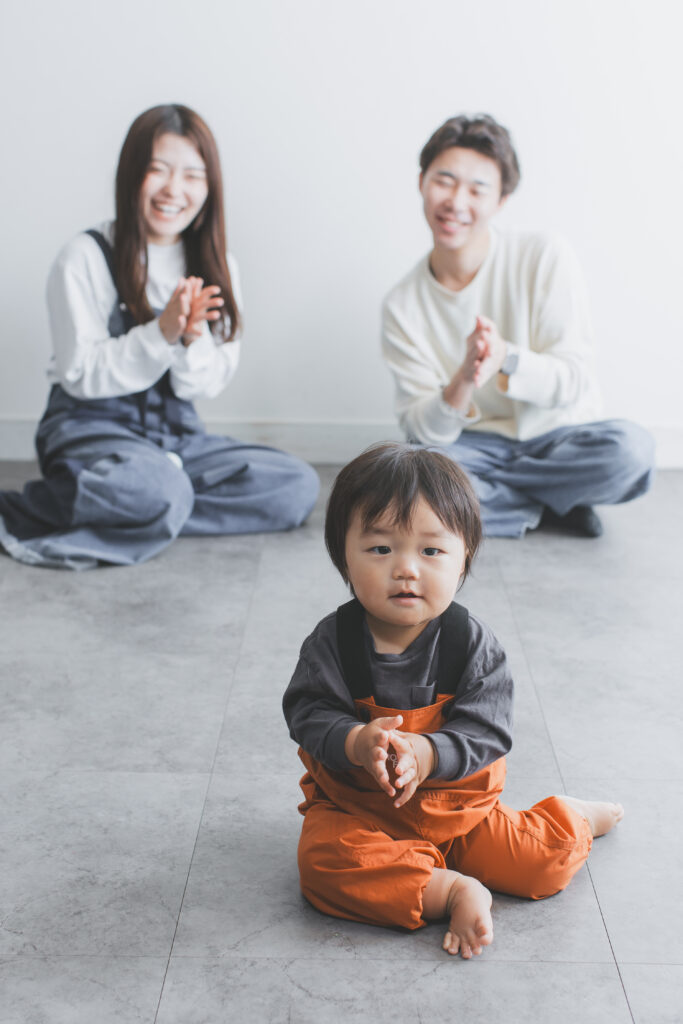 1歳バースデーフォトで手をパチパチして笑う男の子｜小山市フォトスタジオ