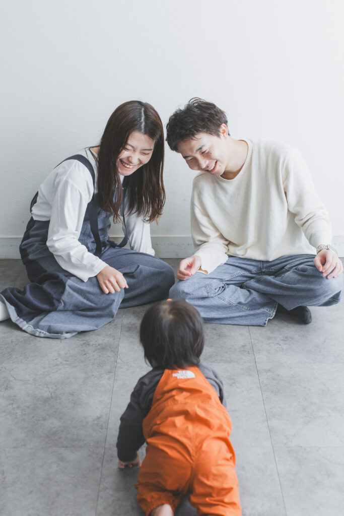 小山 写真スタジオでパパのもとへハイハイする1歳バースデーフォト