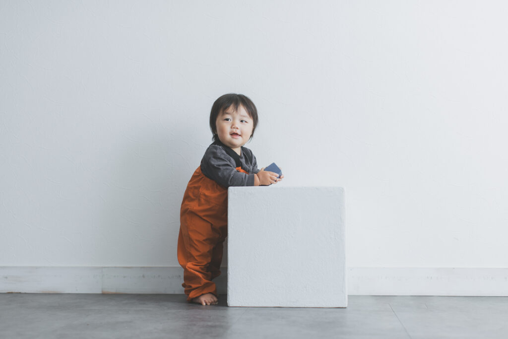 フォトスタジオで落ち着いている1歳男の子のバースデーフォト｜栃木 写真スタジオ