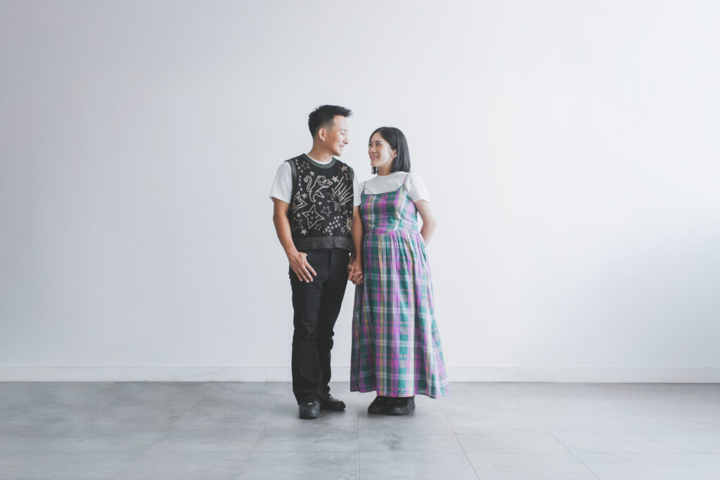 笑顔で向き合う夫婦のマタニティフォト。小山市の写真スタジオでおしゃれに撮影