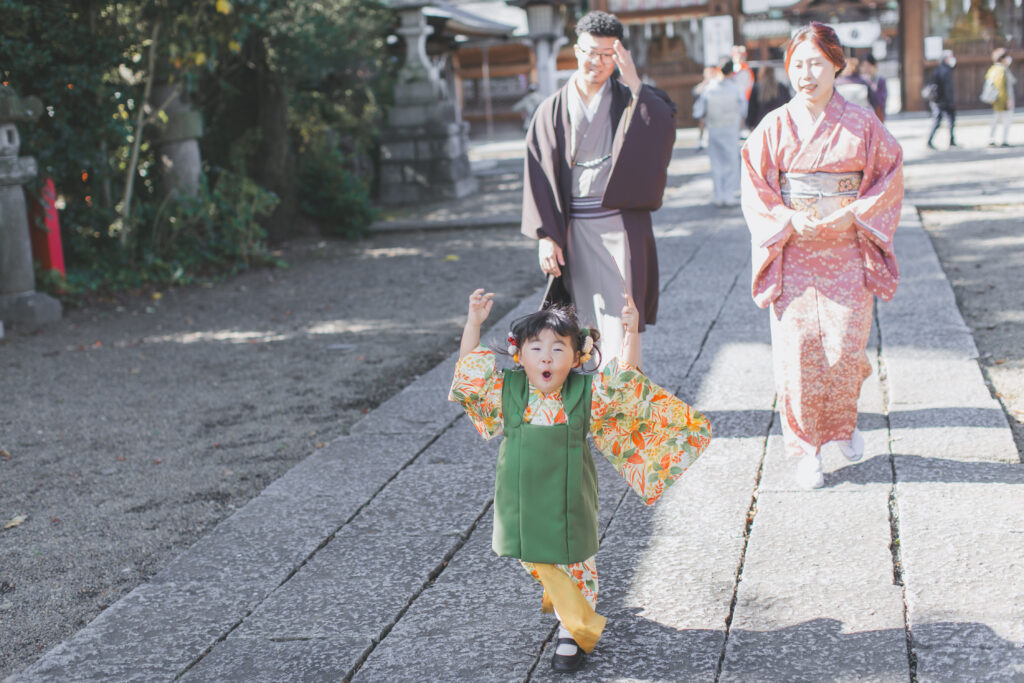 神社で走りながら楽しそうにポーズをする様子