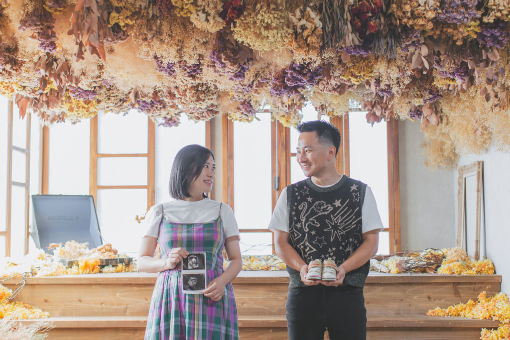 笑顔で向き合う夫婦のマタニティフォト。小山市の写真スタジオでおしゃれに撮影