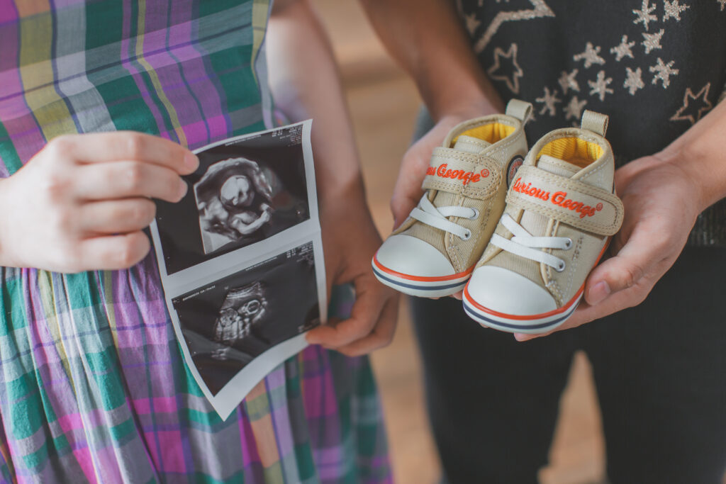 生まれてくる子どもの靴を手にしたマタニティフォト。小山のフォトスタジオ撮影