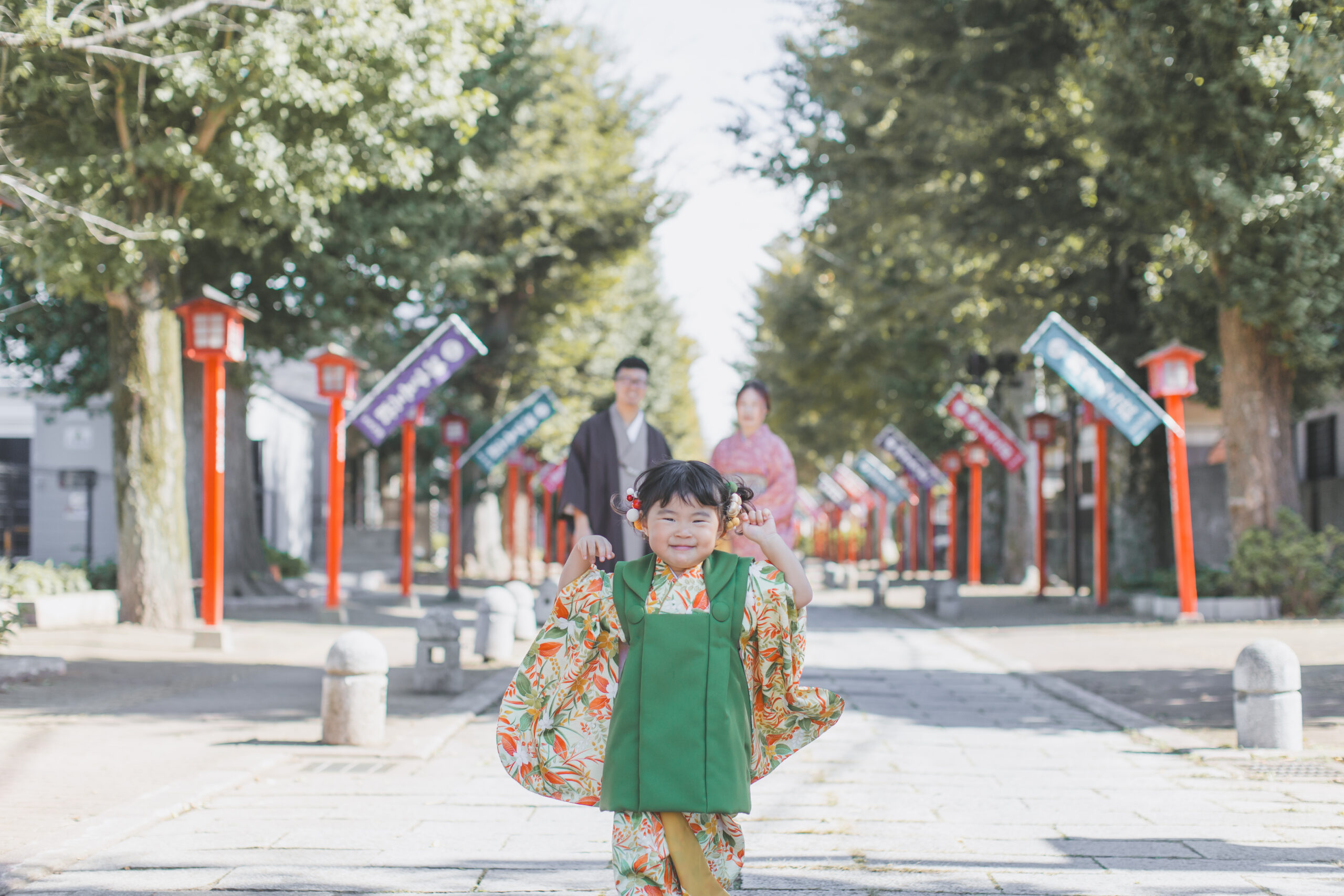 神社で走りながら楽しそうにポーズをする様子