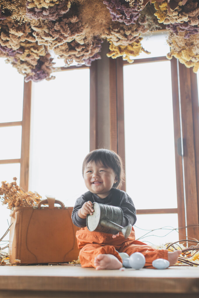 フォトスタジオで落ち着いている1歳男の子のバースデーフォト｜栃木 写真スタジオ