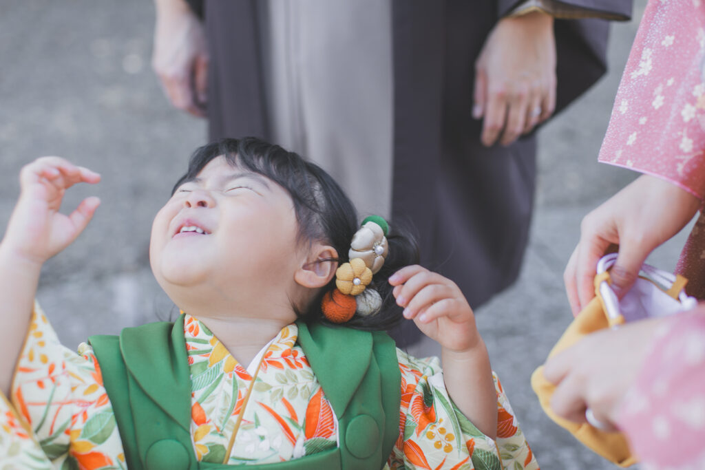 お菓子を食べて満面の笑みになった七五三の女の子
