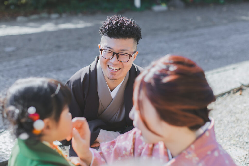 七五三を迎えた我が子を見つめるパパ