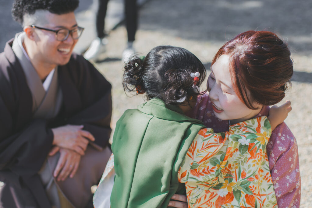 七五三を迎えた我が子を見つめるママ